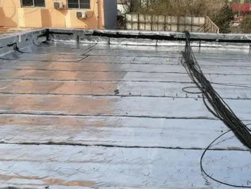 顺昌卫生间漏水维修公司分享下顺昌屋面楼顶防水刚性防水层施工要点。
